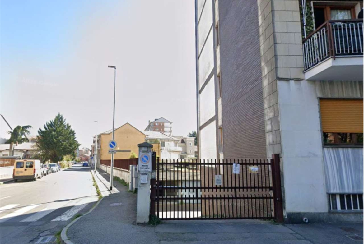 MAGAZZINO/LABORATORIO ALL’ASTA A COLLEGNO IN VIA ANTONY 14